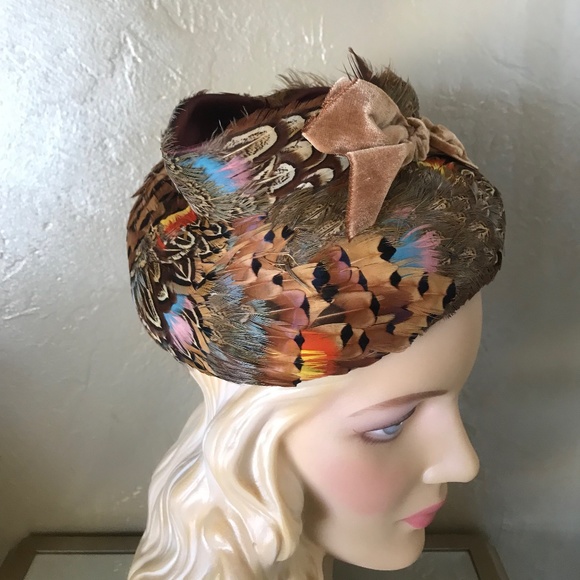 MAGNIFICENT AND UNIQUE 1950s MULTI COLORED PHEASANT FEATHER HAT WITH VELVET BOW main image 13
